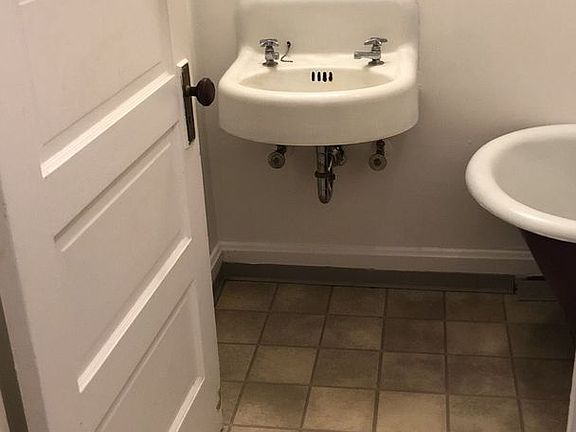 5th image of 405 NE Oak St APT R