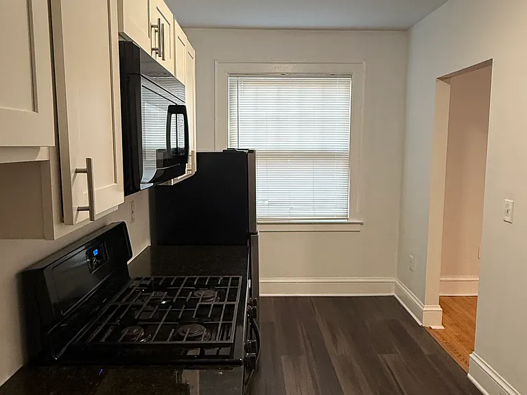 360 Laurel St — Photo 7