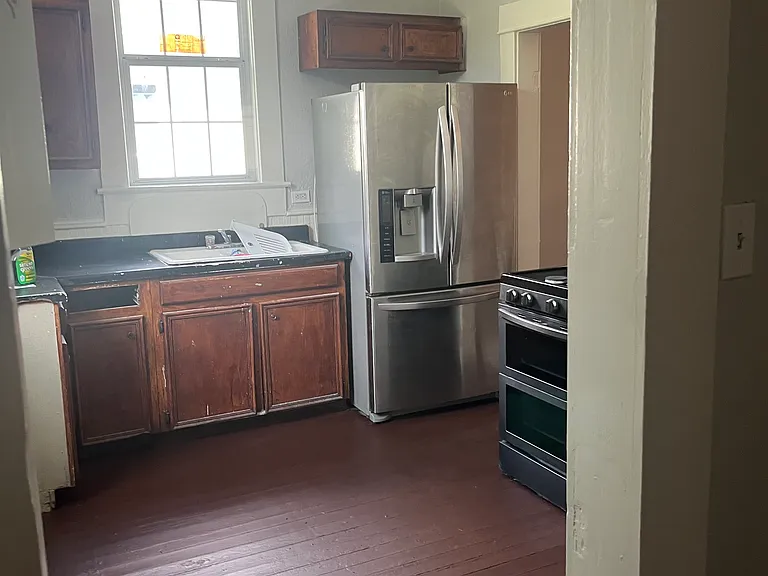 1128 Essex St — Photo 12