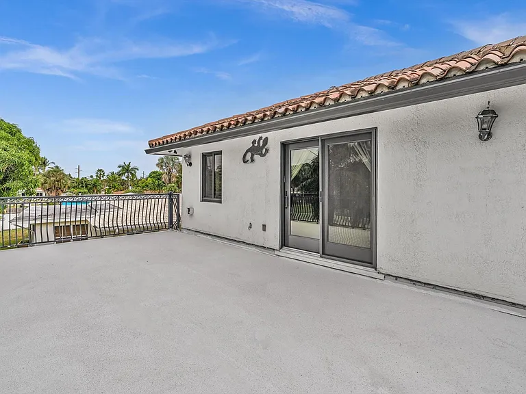 749 SW 2nd St — Photo 57