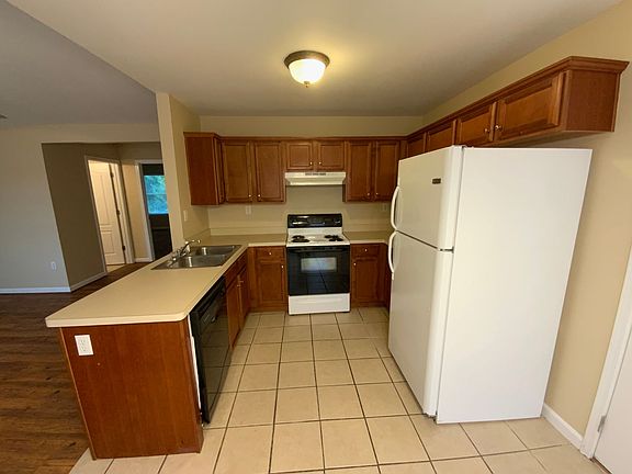 3rd image of 10-12 Chesney Dr #C2a5dfe2a