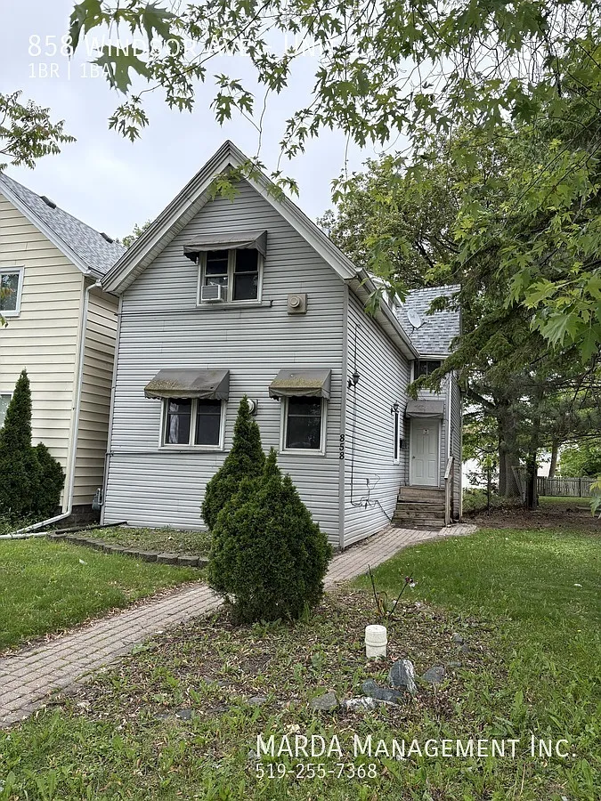 Cozy 1 Bed/1 Bath Downtown Windsor + Gas — Photo 2