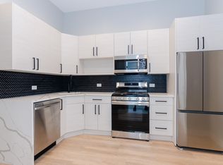 1104 W Taylor St #2R, Chicago, IL 60607