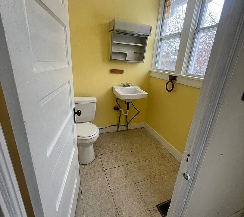 1st image of 215 Boyleston Ave