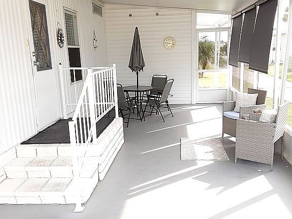 Large screened lanai/carport