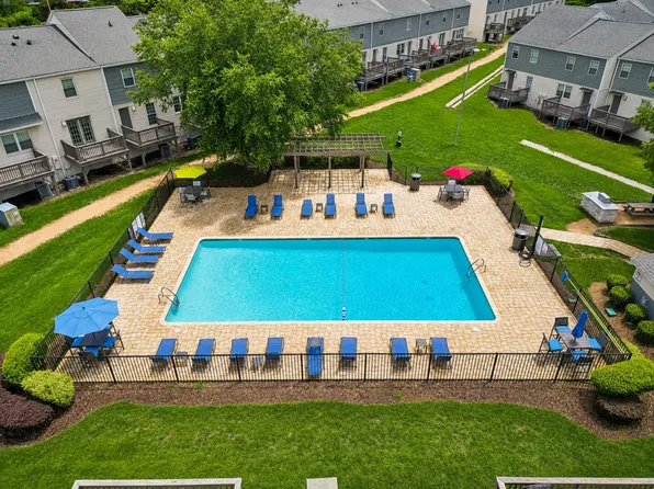Vetra Forest Hills - Lexington Street