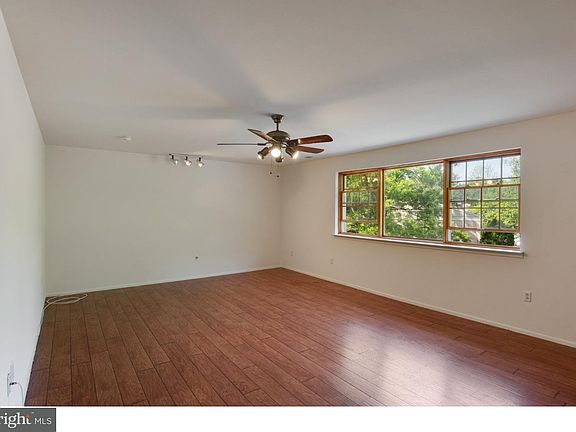 2nd image of 15 Cavendish Dr #15