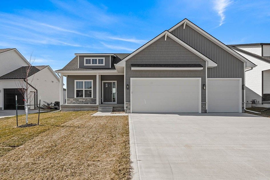 1st image of 714 NE Country Meadow Dr