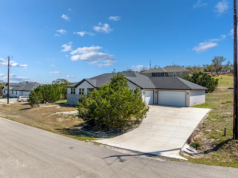 1350 Birch Ln — Photo 2