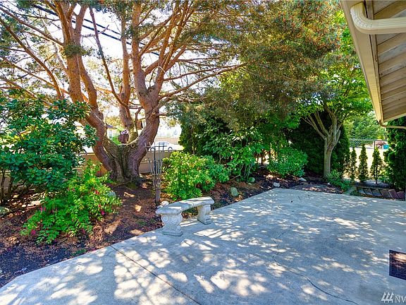 Fabulous private patio garden.  Just imagine dining outside on a hot summers night!