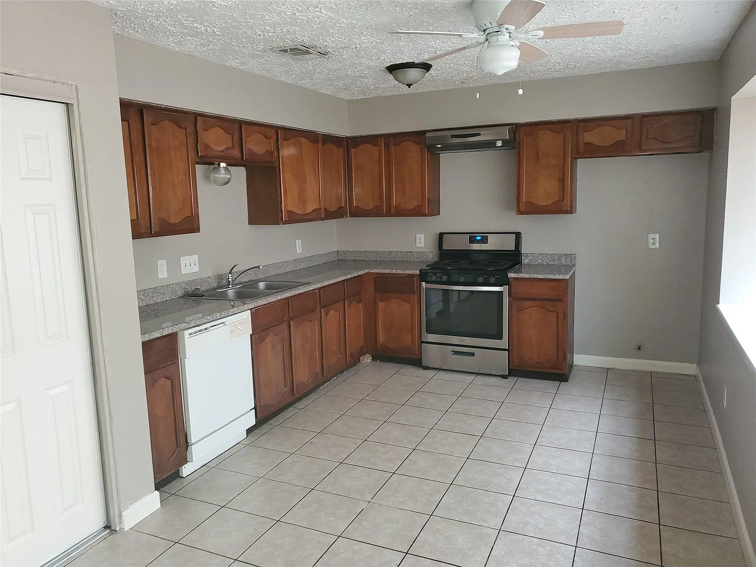 4 bed, 2.0 bath, 1608 sqft, $1,700 — Photo 4
