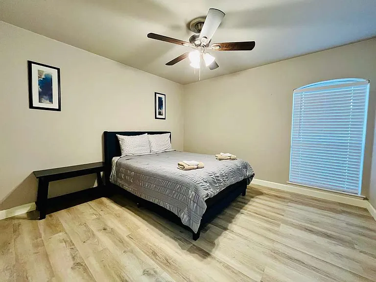 3922 San Mateo Dr — Photo 2