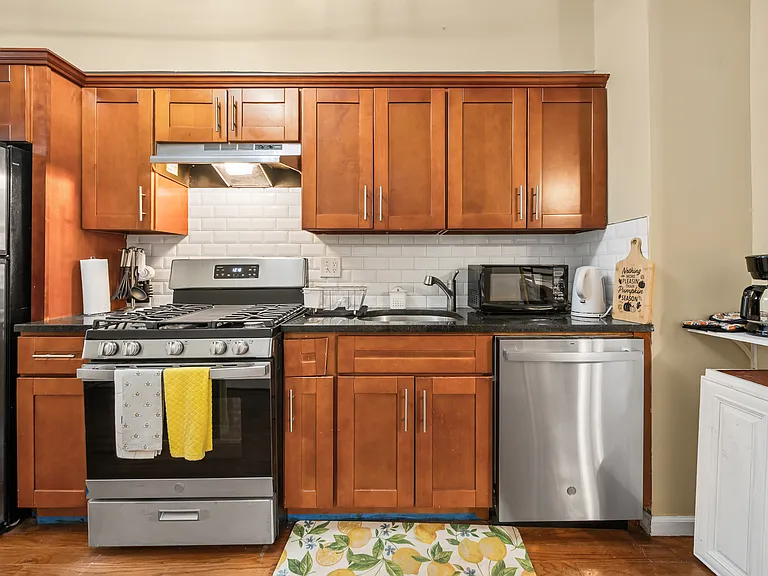 611 Linwood St #2 — Photo 8