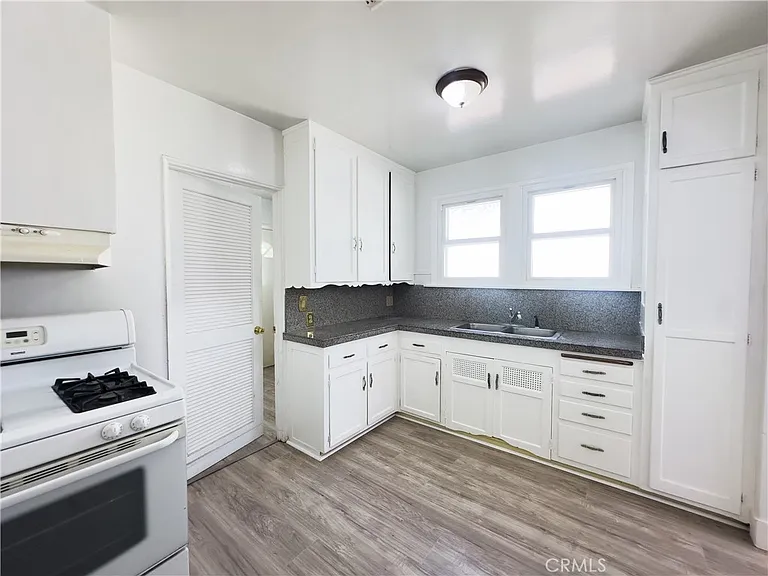 335 W Hillcrest Blvd — Photo 3