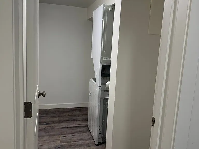 1714 Columbia Street 305 W — Photo 9