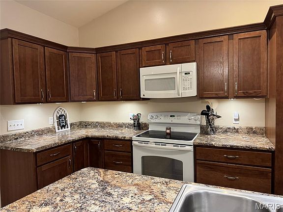 4th image of 303 Elizabeth Dr