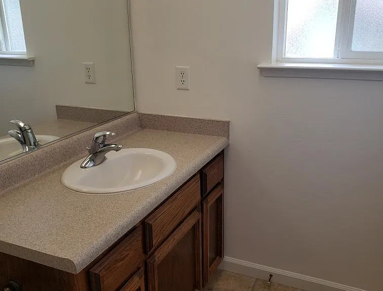 221 Medina Ct — Photo 7