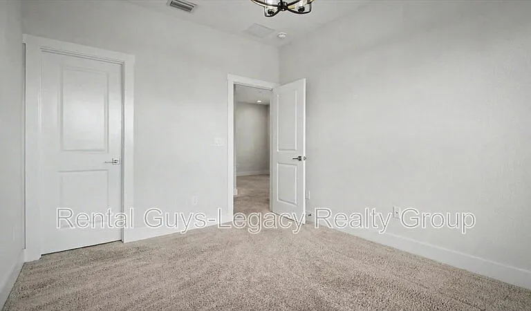 409 Crestview Dr — Photo 20