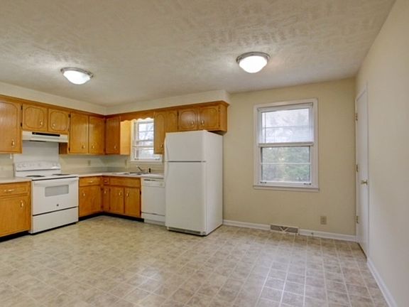 5th image of 1324 Courtney Dr