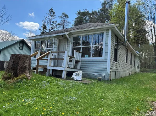 34 S Parkway Dr, Arcade, NY 14009