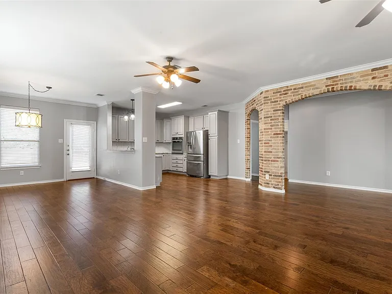 504 Connemara Ct — Photo 12