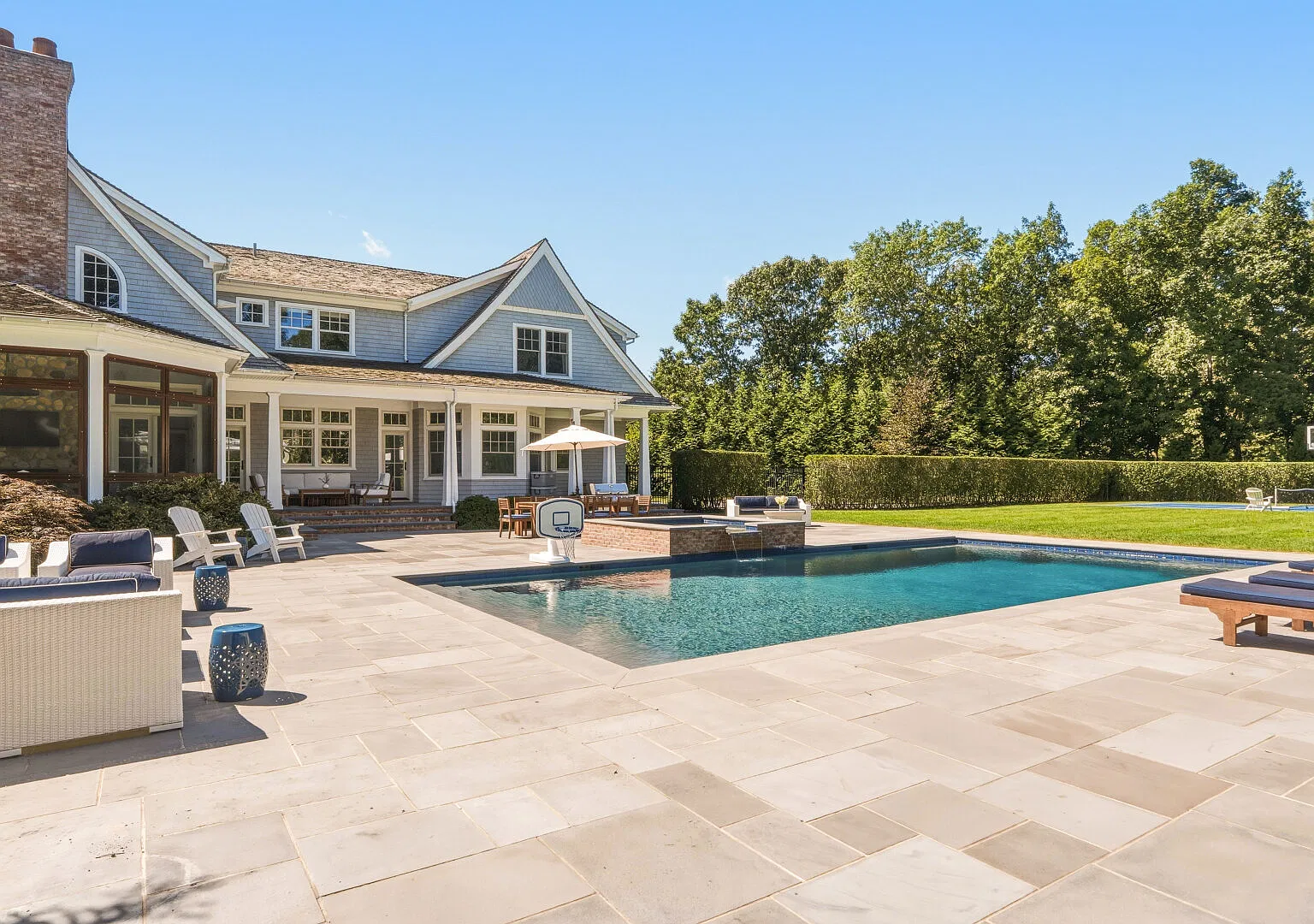 Luxury estate with a private pool, hot tub, movie theater, & gym — Photo 3