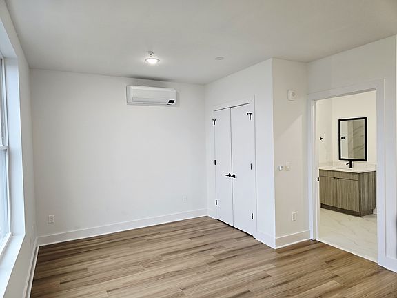 5th image of 32 McAdoo Ave #504