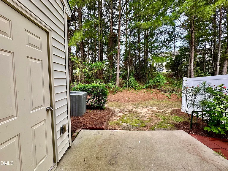 1415 Montonia St — Photo 24