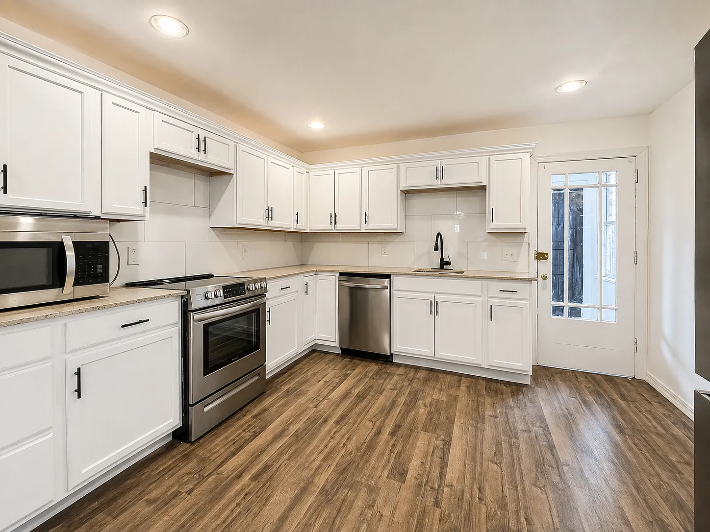3 bed, 1.5 bath, 1428 sqft, $1,600 — Photo 1