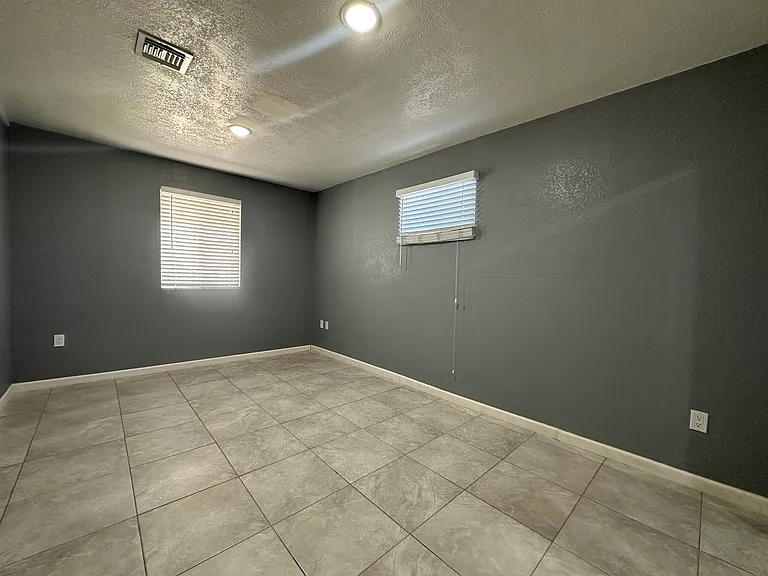 11042 N 17th Dr — Photo 5
