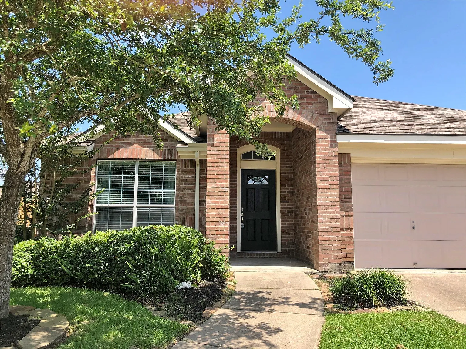 3 bed, 2.0 bath, 1986 sqft, $2,350 — Photo 1