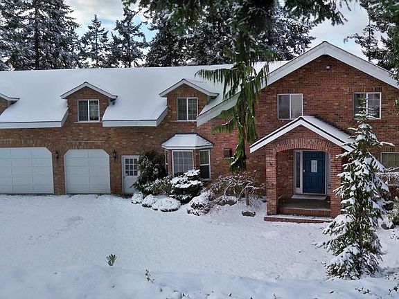 The front of the house during a rare (but lovely) snowfall.