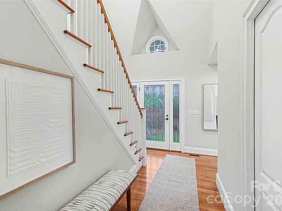4th image of 901 Shady Bluff Dr
