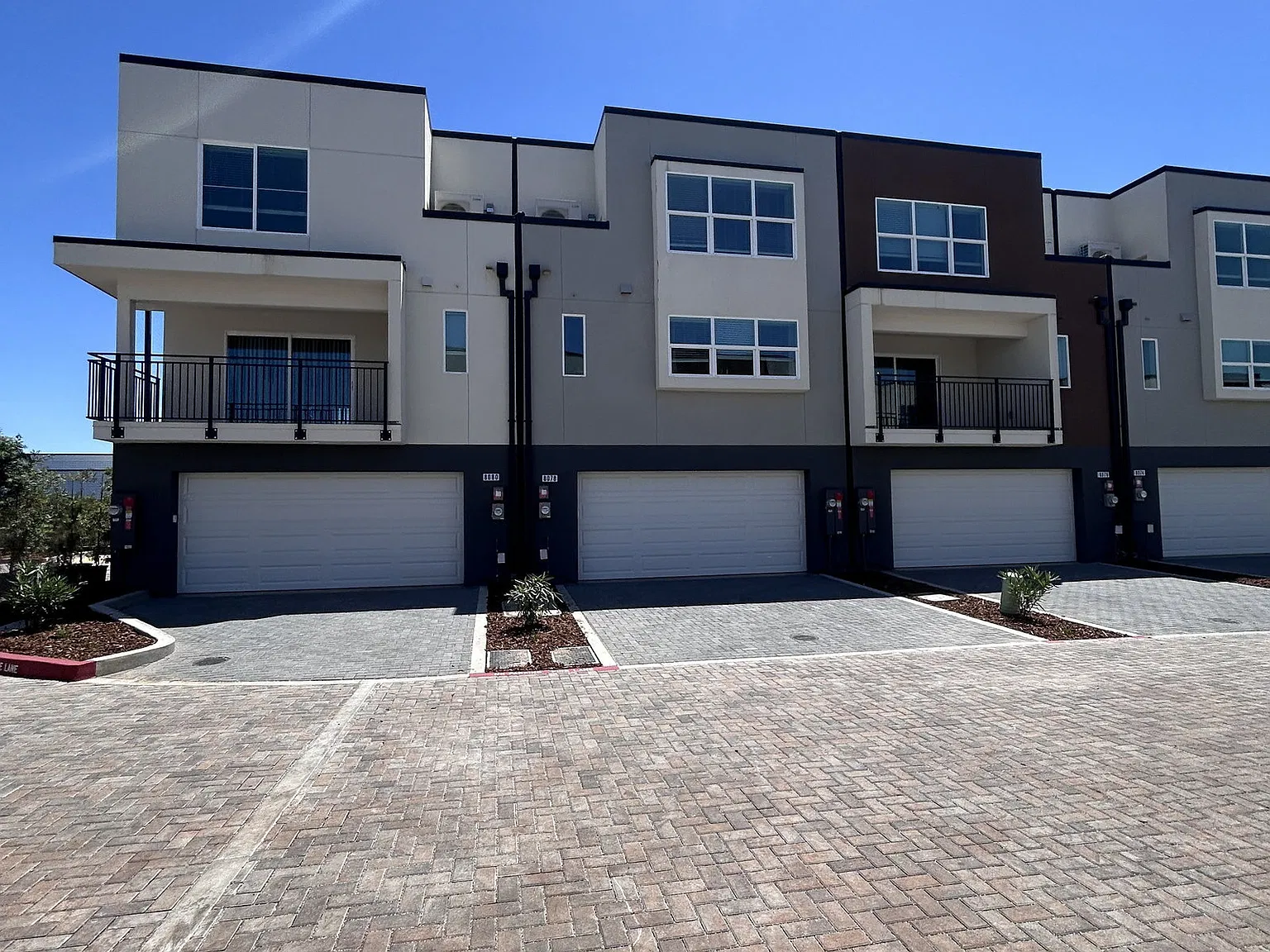 3 bed, 3.5 bath, 1956 sqft, $2,645 — Photo 3