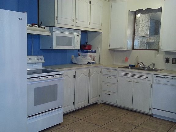 Kitchen with small panty 