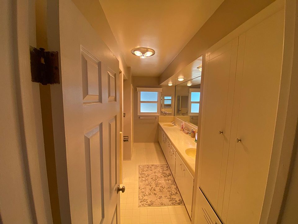 Two sinks for added convenience and orgnaization
