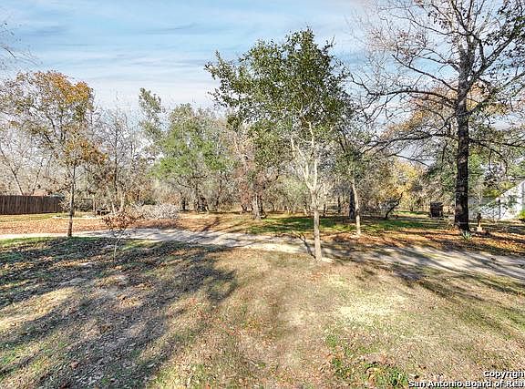2nd image of 1719 Medina Cir