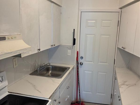 11 SW 52nd Ave APT 1B