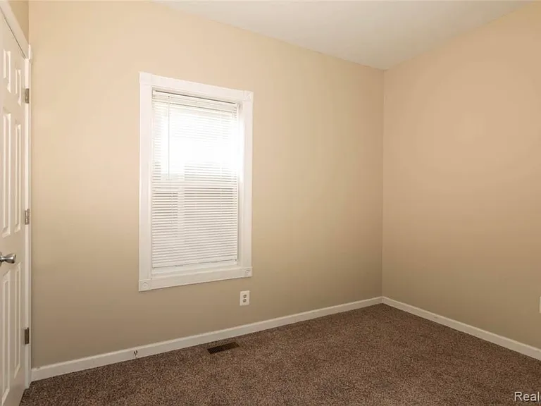 118 S Laurel St — Photo 16
