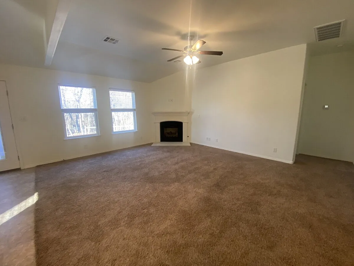 4 bed, 2.0 bath, 1863 sqft, $2,300 — Photo 3