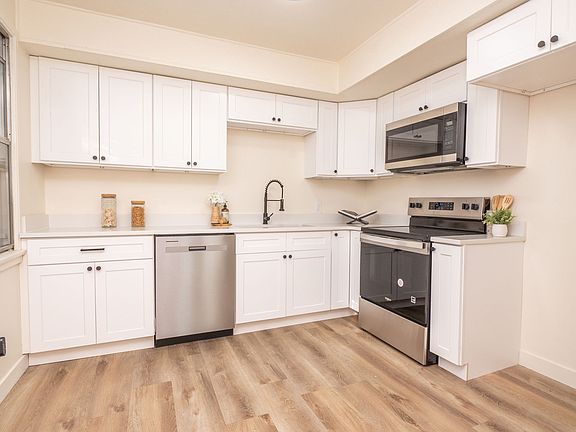 3rd image of 3885 Grandview Dr