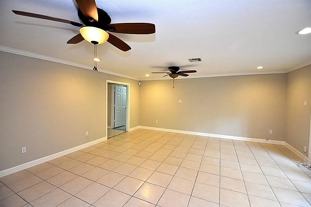 3 bed, 2.0 bath, 2027 sqft, $3,800 — Photo 3