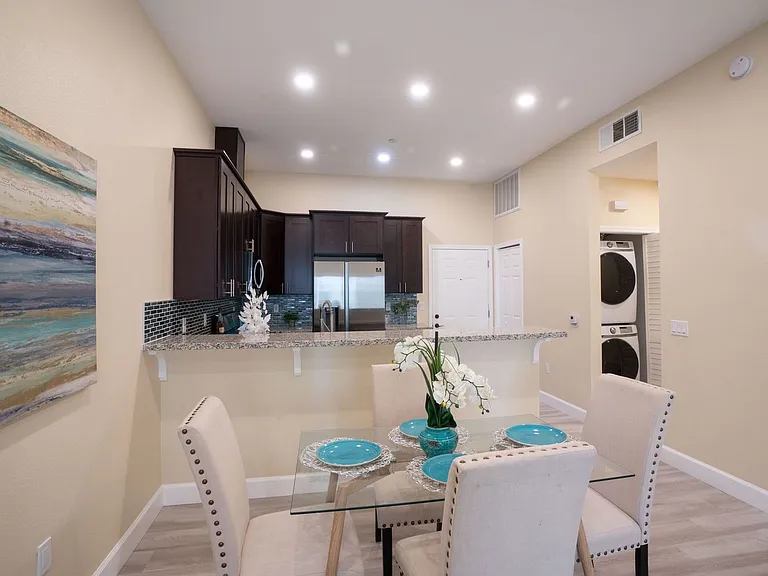 Pacific Heights Apartments — Photo 21