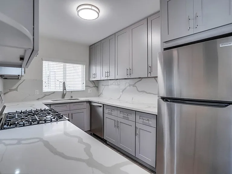 Secure, Stylish Property Near Leimert Park & Baldwin Hills — Photo 17