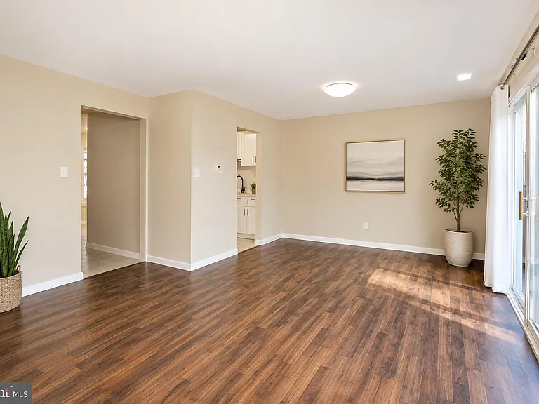 2704 Elberta Ln — Photo 2