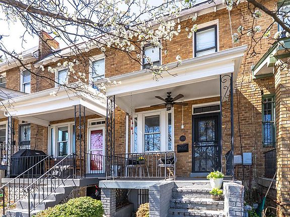 2nd image of 2422 2nd St NE