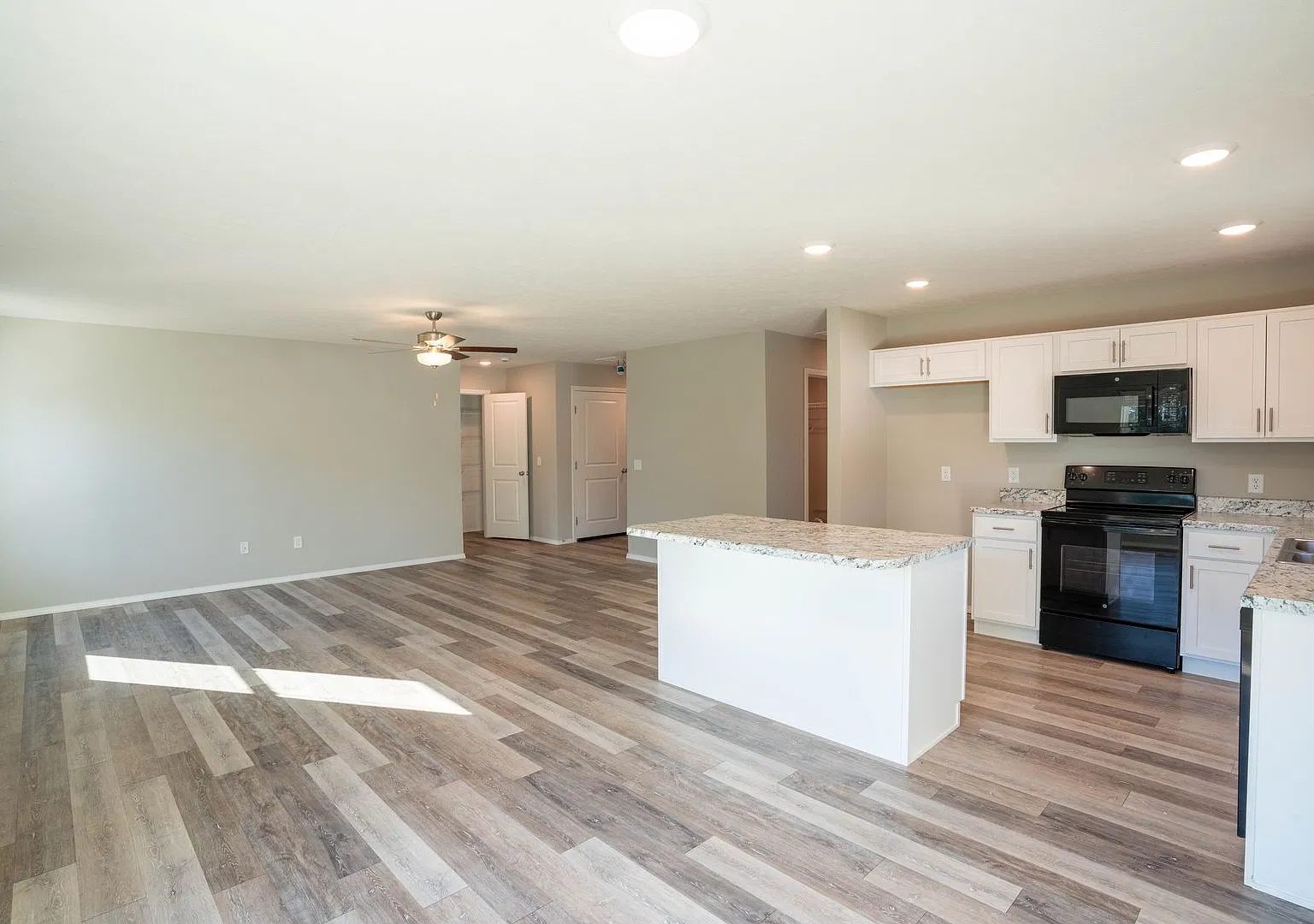 Newly built 3 bedroom-Westbury Gardens! — Photo 2