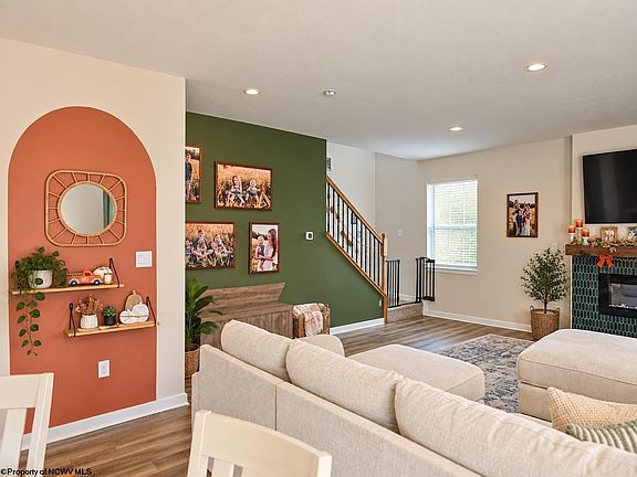 3rd image of 382 Lexington Cir