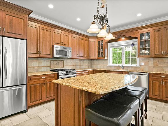 Spacious Gourmet Kitchen Island/Breakfast Bar