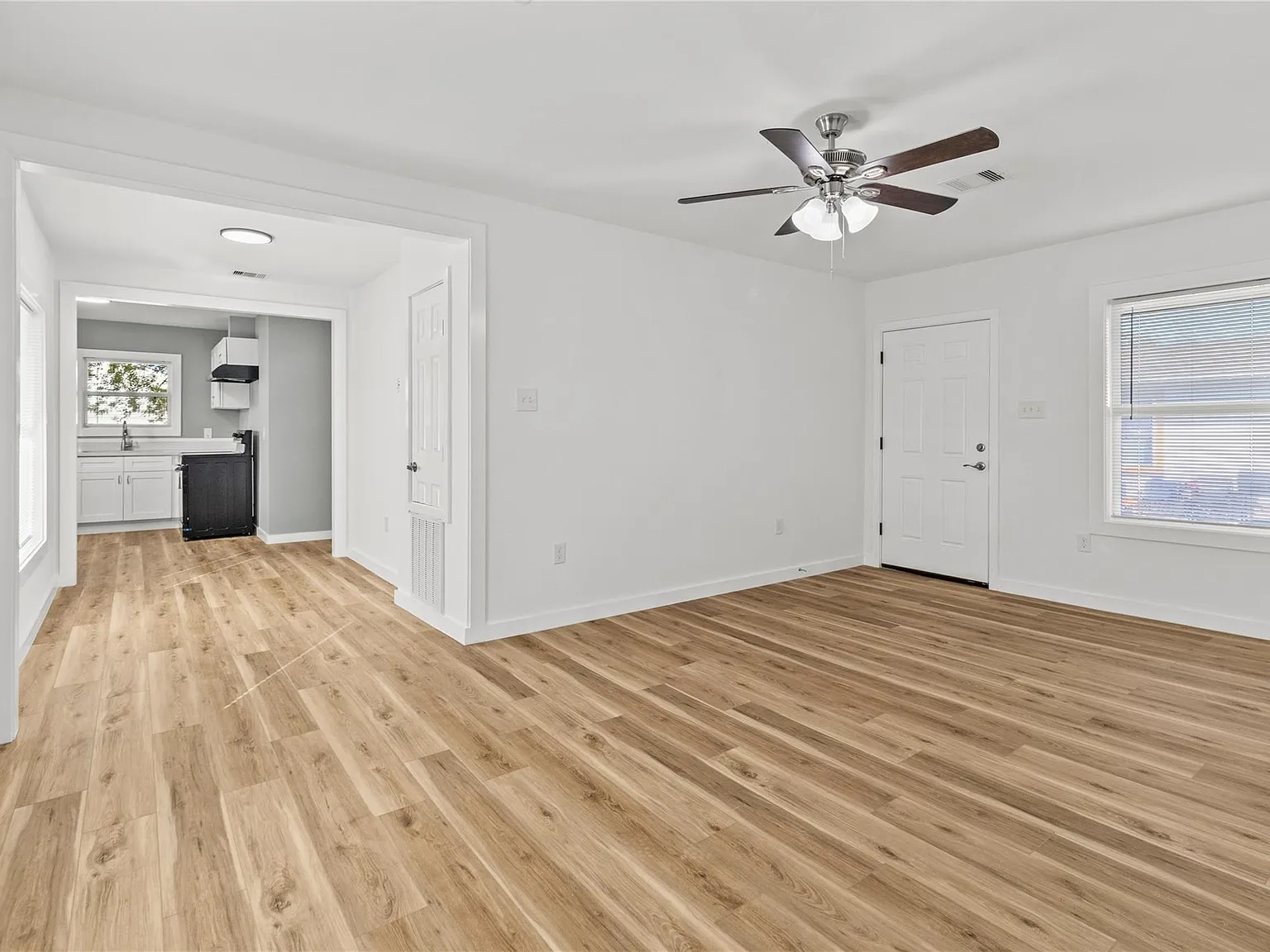 2 bed, 1.0 bath, 872 sqft, $1,150 — Photo 3